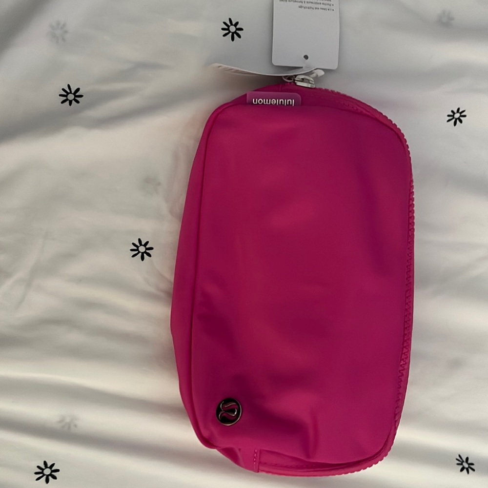 Lululemon everywhere belt bag 1L in sonic pink